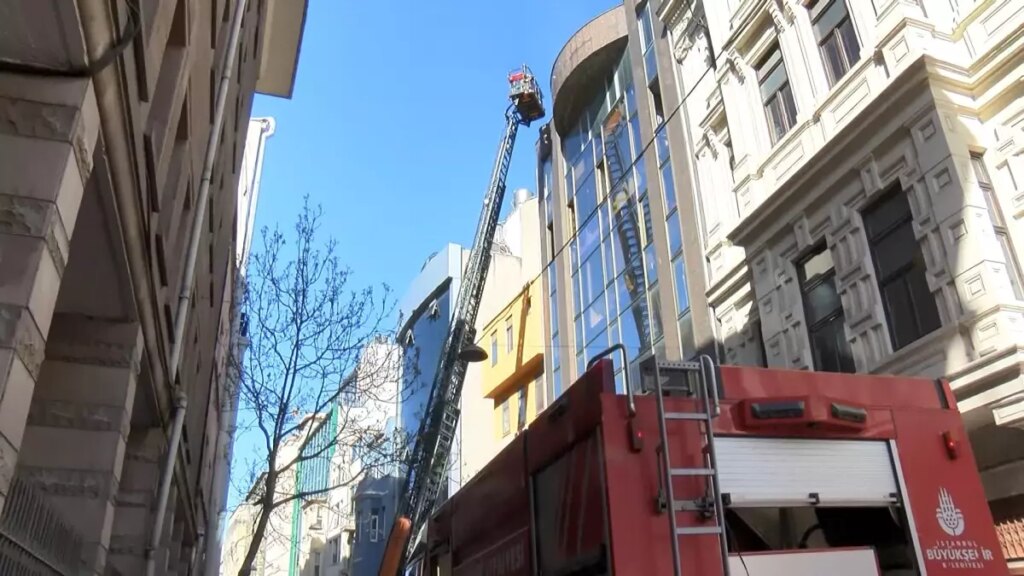Beyoğlu’nda Ayakkabı Deposunda Yangın