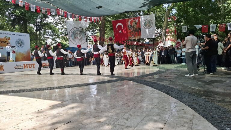 Yeni Hayat Halk Oyunları Ekibi Mersin’deki festivalde sahne aldı