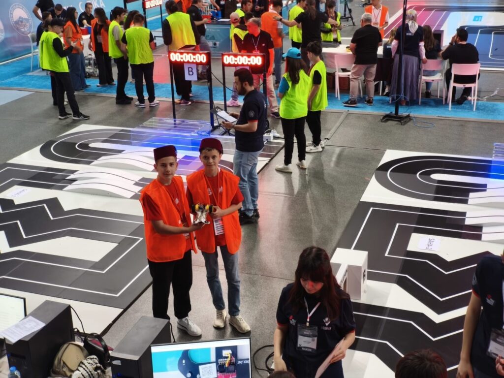 MEB ROBOT Yarışmasında öğrenciler, Tefeyyüz okulunu başarıyla temsil etti