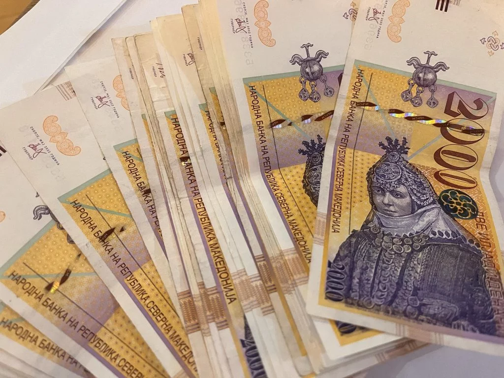 Gençler, kadınlar ve işsizlere staj süresince üç ay boyunca 200 avro destek verilecek