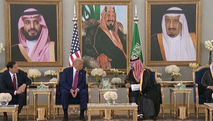 Dünya bu görüntüleri konuşuyor… Trump’ın hareketi görüşmenin önüne geçti! Protokolde kısa süreli gerilim