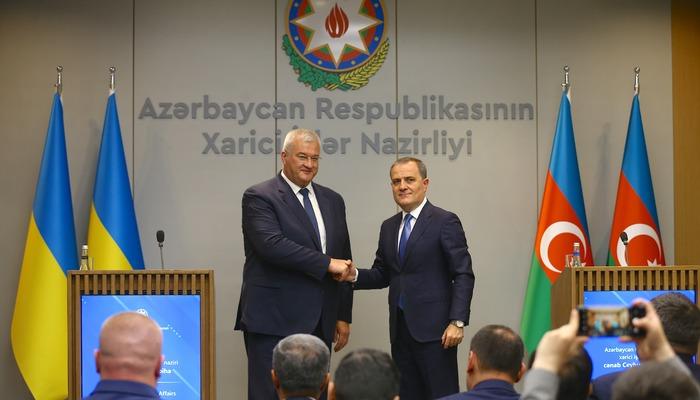 Azerbaycan ve Ukrayna Dışişleri Bakanları Bakü’de bir araya geldi