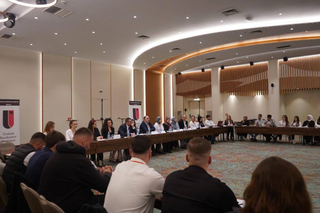Arnavut Üniversiteli Öğrenci Birliği 13. Yıldönümü kapsamında yükseköğretim konferansı düzenledi