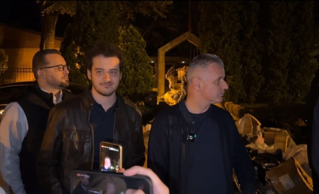 Çayır Belediyesi inisiyatifiyle çarşıdan toplanan çöpler Üsküp Büyükşehir Belediyesi önüne döküldü