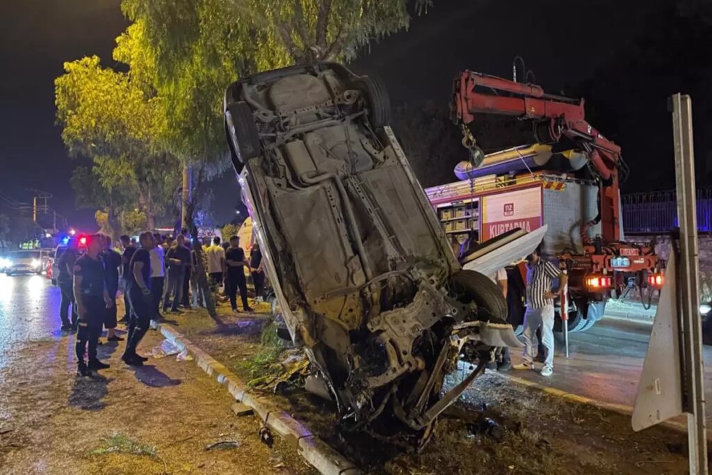 Adana’da kontrolden çıkan otomobil refüje asılı kaldı! 5 yaralı