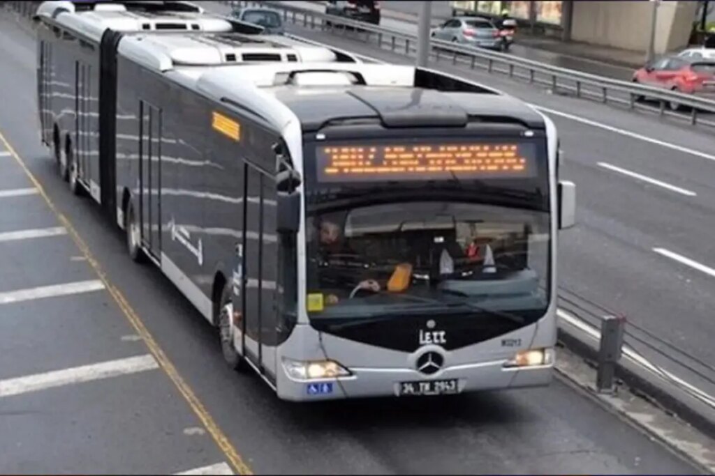 İstanbul Okmeydanı’nda metrobüste yangın çıktı