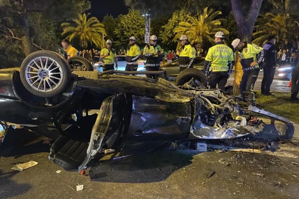 Kartal’da iki otomobilin karıştığı kazada 5 kişi yaralandı