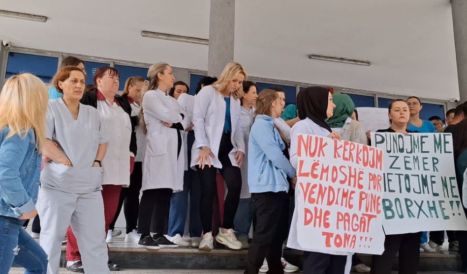 Kalkandelen Hastanesi sağlık çalışanları protesto düzenledi