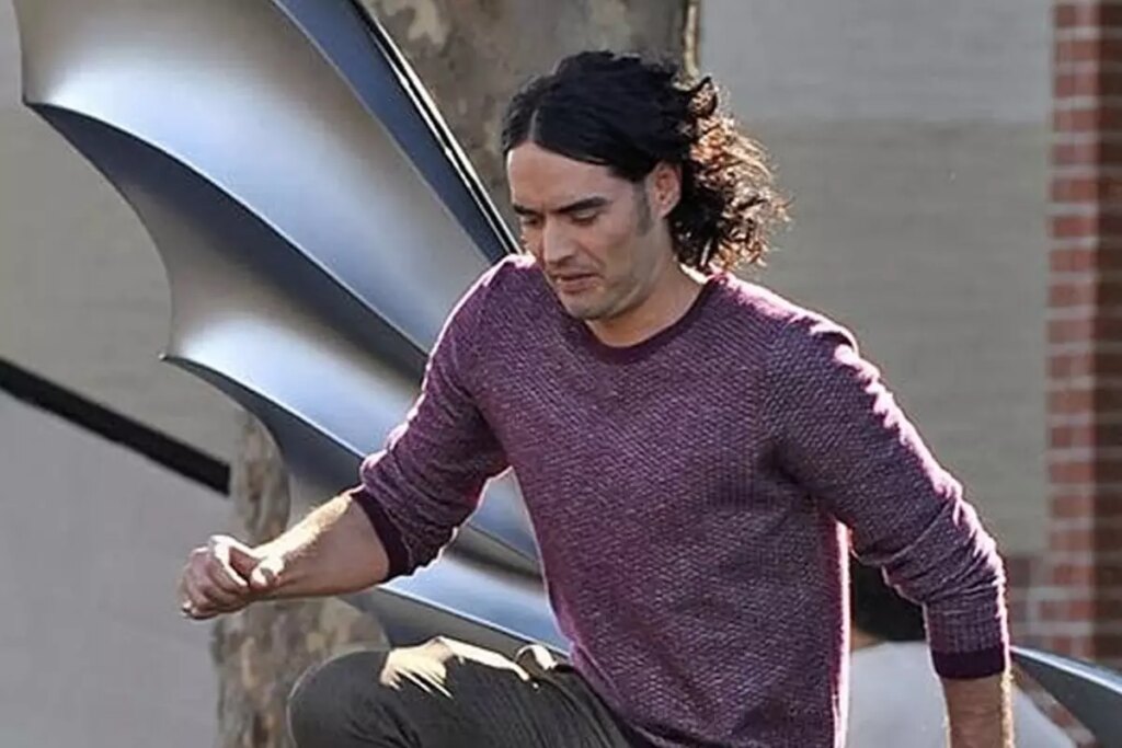 Russell Brand, beş cinsel suçlamayla ilgili olarak hakim karşısına çıktı