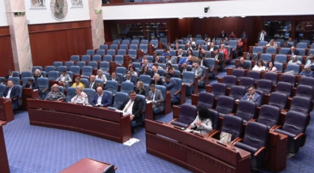 Meclis, öğrencilere, emeklilere ve lise öğrencilerine çalışma izni veren yasa değişikliklerini kabul etti