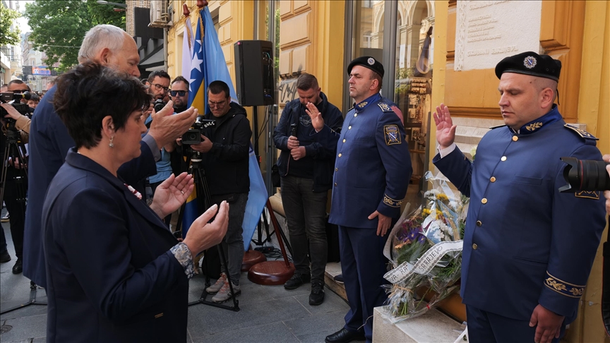 Bosna Hersek’teki savaşta ekmek kuyruğunda öldürülen 26 kişi törenle anıldı
