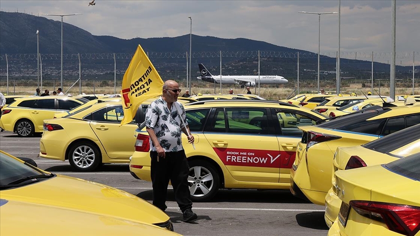 Atina’da 48 saatlik greve giden taksicilerden Eleftherios Venizelos Havalimanı’nda eylem