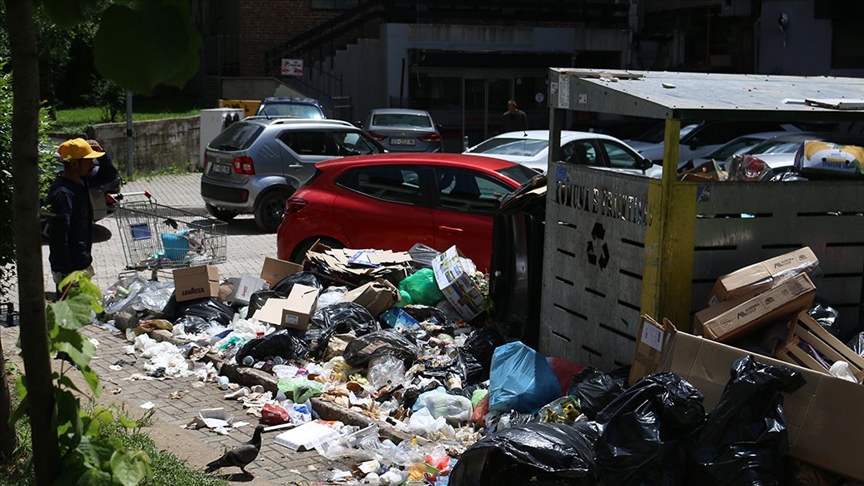 Kosova’nın başkenti Priştine’nin sokakları grev nedeniyle çöp yığınlarıyla doldu