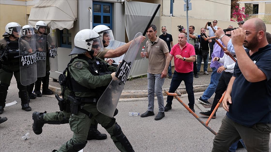 Atina’da eylem yapan taksiciler ile polis arasında arbede yaşandı