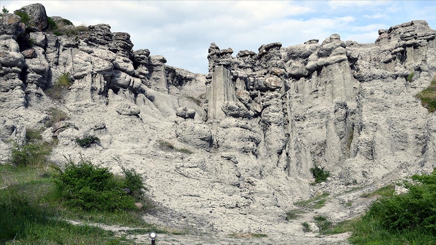 Kuzey Makedonya’daki “taşlaşmış düğün merasimi” ziyaretçilerine peri bacalarını anımsatıyor