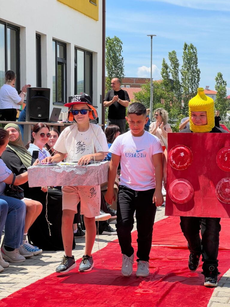 İki Dilden Tek Bir Kalp: Aliya İzetbegoviç İlköğretim Okulu’nda Geri Dönüşüm Defilesi