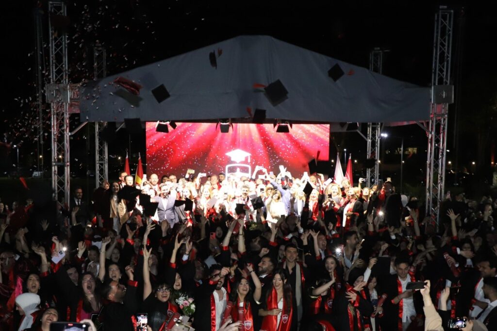 Uluslararası Balkan Üniversitesi 2025 Mezunlarını Törenle Uğurladı