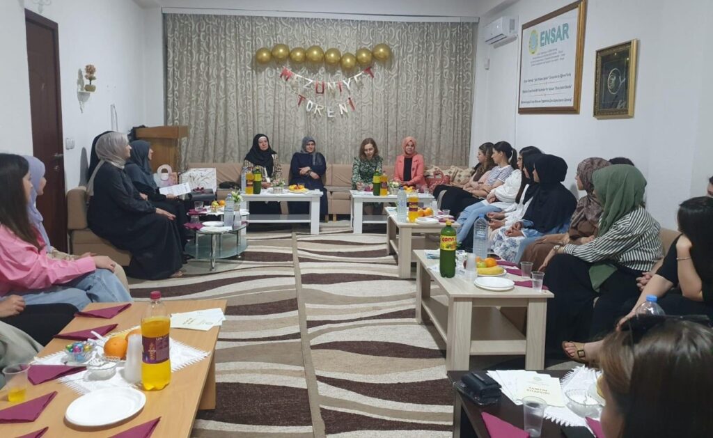 Ensar Derneği Üniversite Kız ve Erkek Öğrenci Yurdunda 15. dönem mezunlar programı düzenlendi