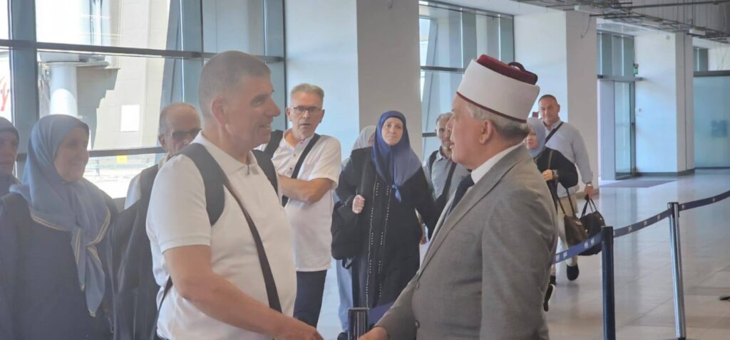 Hac Farizasını Yerin Gettren Kuzey Makedonya Hacıları, Evlerine Dönmeye Başladı