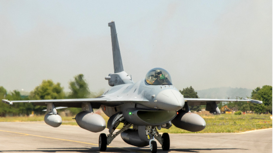 İkinci F-16 uçağı Bulgaristan’daki Graf İgnatievo Havacılık üssüne ulaştı