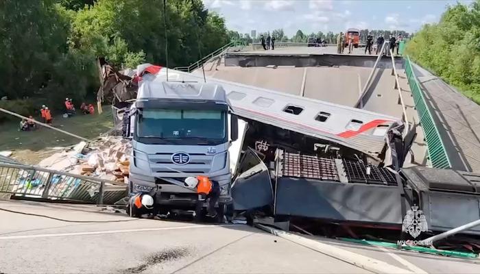 Rusya’da feci olay! Köprü, yolcu treninin üzerine çöktü: 7 kişi hayatını kaybetti