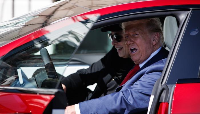 Trump ile Elon Musk kavgası büyüyor! Tesla’sını da satacak! “Aklını kaçırdı, zavallı adamın bir sorunu var”