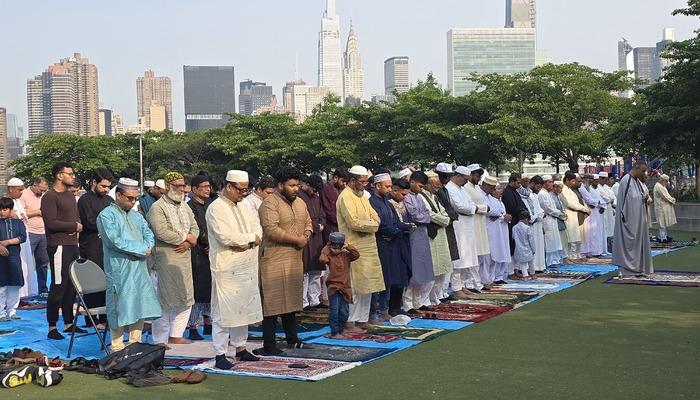 New York’ta bayram namazı sıcak hava nedeniyle parkalarda kılındı
