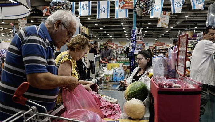 İsrailliler, İran’ın misilleme saldırısı endişesiyle marketleri talan ettiler ve rafları boşaltılar