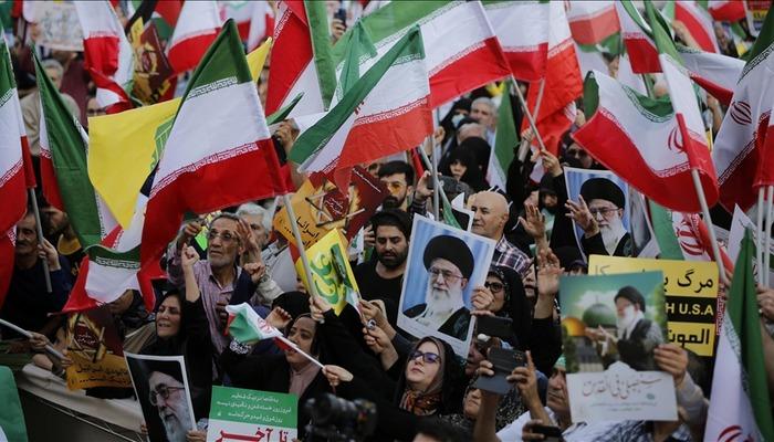İran’da binlerce kişi İsrail ve ABD’yi protesto ederken “intikam, intikam” sloganları attı