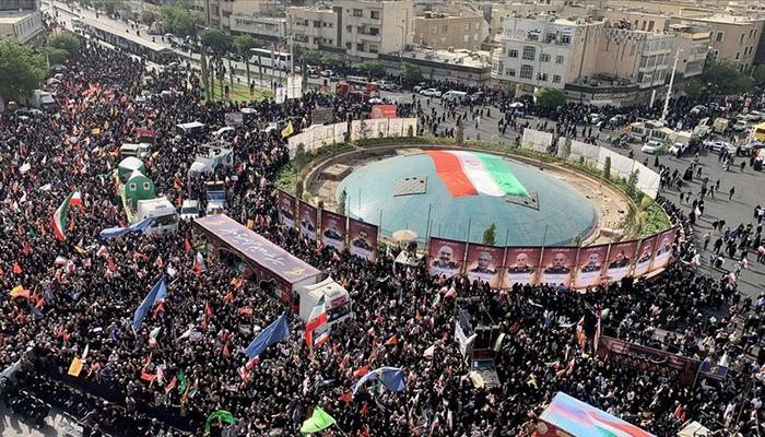 İsrail’in saldırılarında hayatını kaybeden İranlı yetkililer ve bilim insanları için toplu cenaze töreni düzenlendi