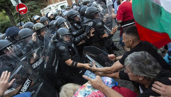 Bulgaristan’ın avroya geçişi protesto edildi, göstericilerle polis birbirine girdi