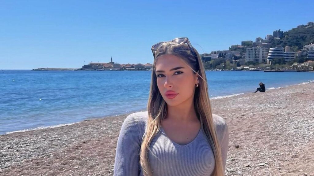 Karadağ’da parasailing yapan genç kız korkuyla emniyet kemerini çözdü, 50 metreden aşağı düştü
