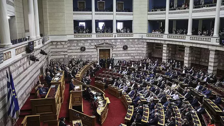 Yunanistan’da aşırı sağcı 3 meclis üyesinin milletvekilliği düşürüldü