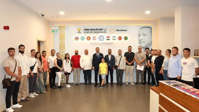 Kürşad Zorlu Azerbaycan ve Bulgaristan’dan gelen öğrencileri kabul etti