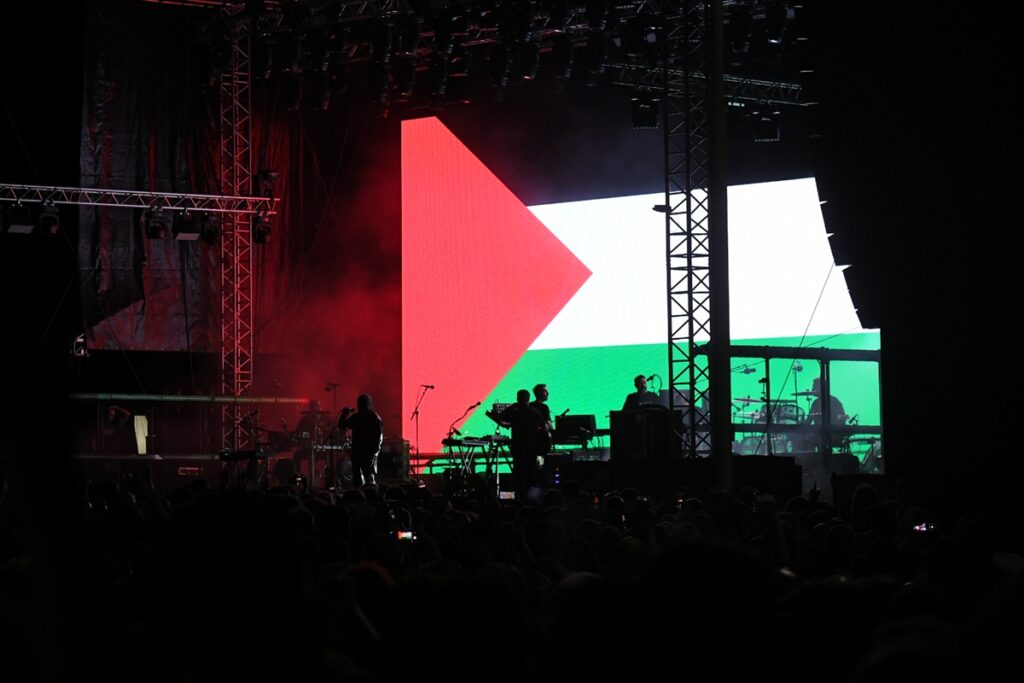 İngiliz grup Massive Attack, Sırbistan’daki konserinde Filistin’e destek mesajı verdi