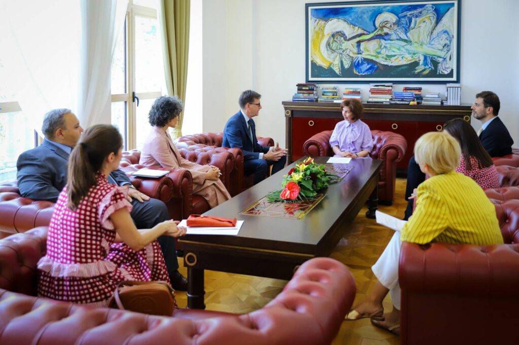 Cumhurbaşkanı Davkova, Sevilla Konferansı arifesinde İspanya Büyükelçisi ve BM ve UNDP temsilcilerini kabul etti