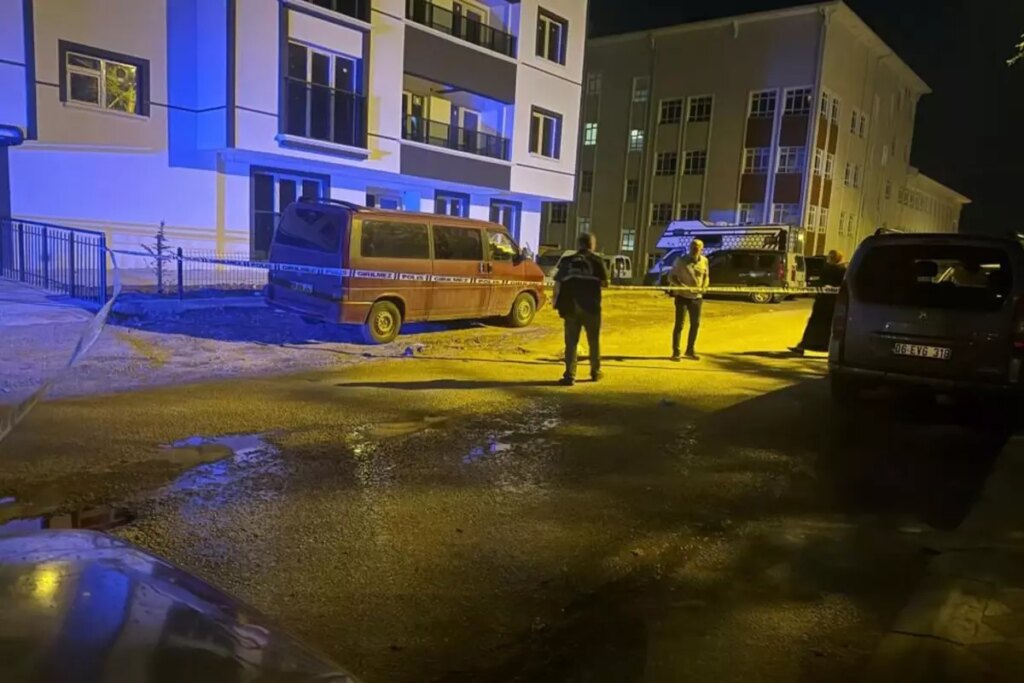Annesiyle boşanma aşamasındaki babasını sokak ortasında bıçakladı