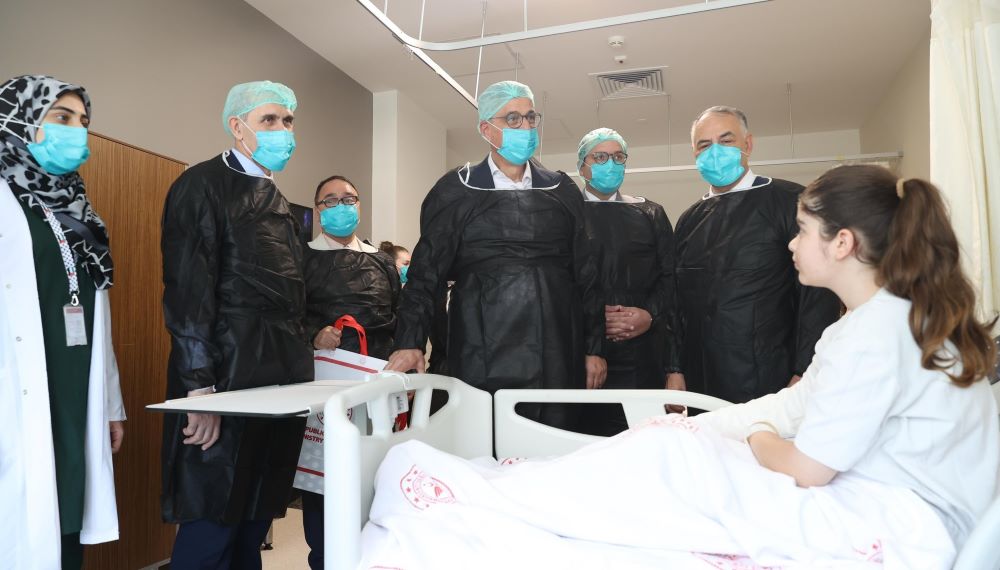 Türkiye Sağlık Bakanı Memişoğlu, K. Makedonya’daki yangında yaralanan ve Türkiye’de tedavi gören hastaları ziyaret etti