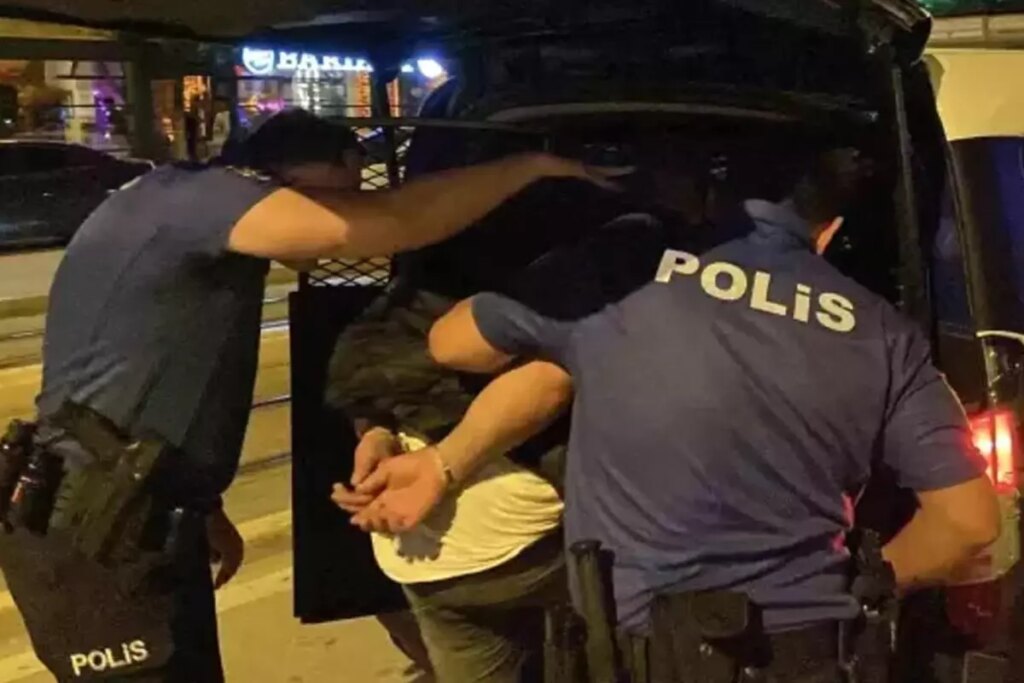 Caddesi ortasında satırlı saldırı! Gözaltına alındı