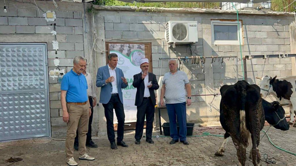 El Hilal Derneği yüzlerce aileye kurban eti dağıttı