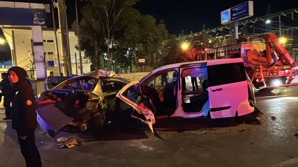 Gaziantep’te katliam gibi kaza! 2’si çocuk 5 kişi hayatını kaybetti