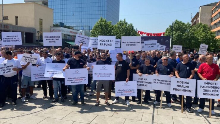 Kosova’da işletme sahipleri ve çalışanlarından protesto gösterisi