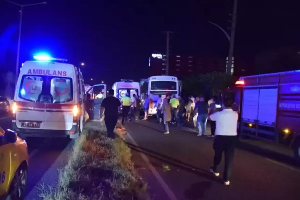 Manisa’da işçi servisi tırla çarpıştı! 20 yaralı