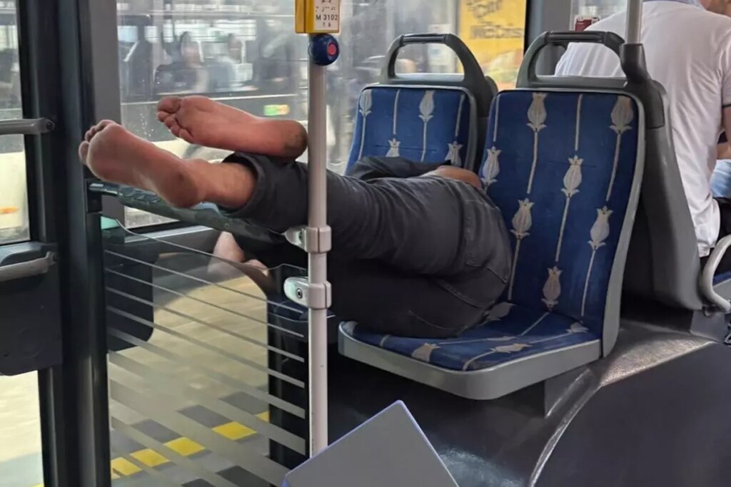 Metrobüste pes dedirten görüntü – Haberler