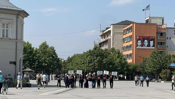 Kosova Meclisi’ndeki çıkmaz protesto edildi
