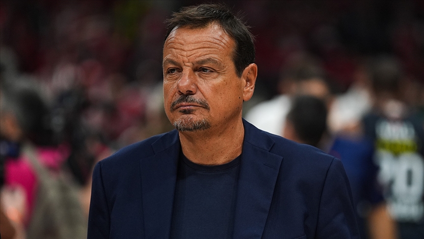 Ergin Ataman’dan Olympiakos taraftarının Türkiye’ye yönelik küfürlü tezahüratına sert tepki