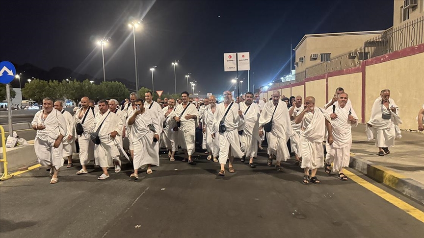 Hacı adayları Arafat vakfesini tamamlayıp Müzdelife’ye geçti