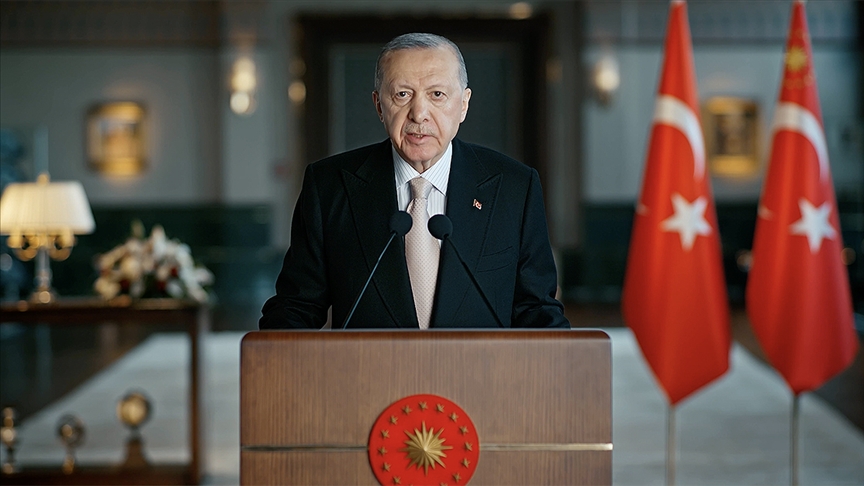Tüm vatandaşlarımın ve gönül coğrafyamızdaki her bir kardeşimin bayramını tebrik ediyorum
