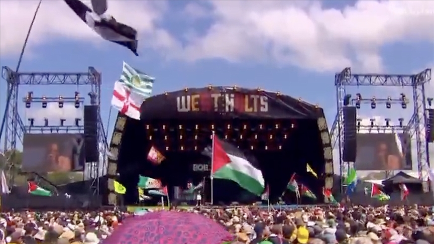 İngiltere’de düzenlenen dünyaca ünlü Glastonbury Festivali’nde “İsrail ordusuna ölüm” sloganları atıldı