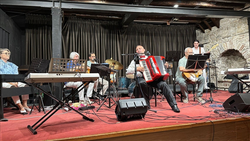 Edirneli sanatçı Kaşıkçı Yunanistan’da sahne aldı